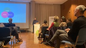 Ein Vortrag von Impulsgeber Jacob Sylvester Bilabel thematisiert die Bedeutung nachhaltiger Kultur mit einer Präsentation.