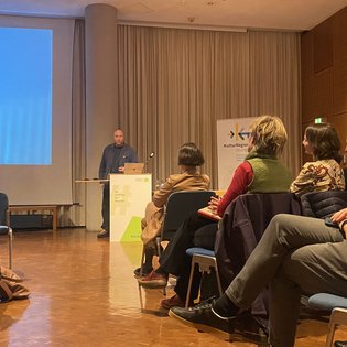 Ein Vortrag von Impulsgeber Jacob Sylvester Bilabel thematisiert die Bedeutung nachhaltiger Kultur mit einer Präsentation.