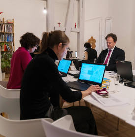 Mehrere Personen arbeiten an der Plattform Jewish Places