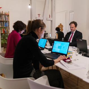 Mehrere Personen arbeiten an der Plattform Jewish Places