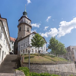 Blick von unten auf das Fachwerkgebäuder der Galerie