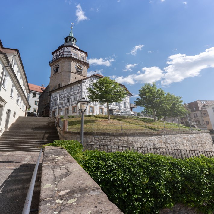 Blick von unten auf das Fachwerkgebäuder der Galerie