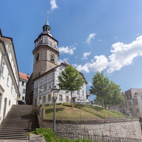 Blick von unten auf das Fachwerkgebäuder der Galerie