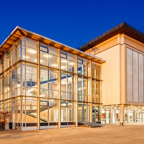 Stadthalle Außenansicht im Abendlicht