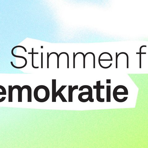 Grafik mit dem Titel »Stimmen für Demokratie« vor einem blau-grün changierendem Hintergrund.