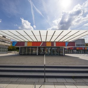 Aussenansicht Stadthalle, Blick auf den bunt gestalteten Eingangsbereich bei strahlendem Sonnenschein