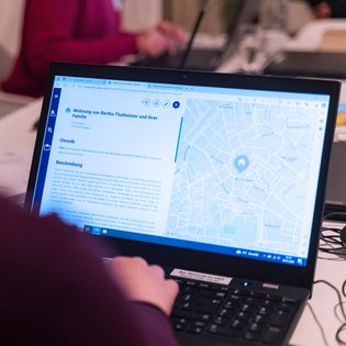 Laptop-Bildschirm mit Jewish Places Eintrag