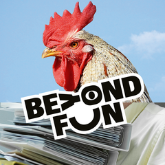 Hahn mit rotem Kamm vor blauem Himmel und Stapel weißer Briefe mit Aufschrift 'BEYOND FUN'