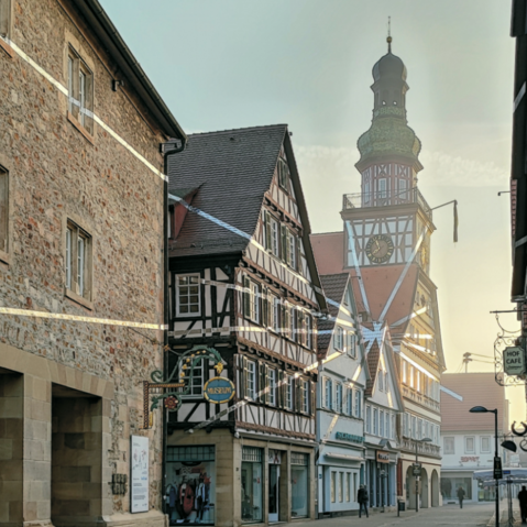 Ansicht der Kulisse von Kirchheim mit einem Projekt von Felice Varini