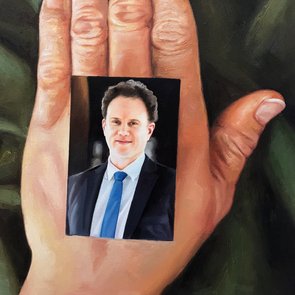 Ölgemälde einer Hand mit einem Foto eines Mannes in Anzug und blauer Krawatte auf dem Handrücken