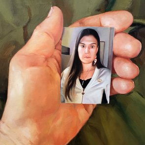 Ölgemälde einer Hand, die ein kleines Porträt einer Frau mit langen dunklen Haaren und weißer Bluse hält