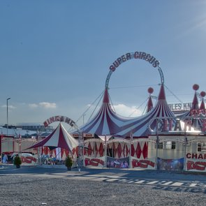 Auf dem Festplatz steht ein großes Circuszelt.