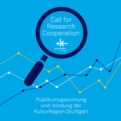 Blaues Quadrat mit einer Lupe, die den Text 'Call for Research Cooperation' und das Logo der KulturRegion Stuttgart zeigt, darunter der Text 'Publikumsgewinnung und -bindung der KulturRegion Stuttgart' vor einem Hintergrund mit gelben, weißen und schwarzen Linien und Punkten.