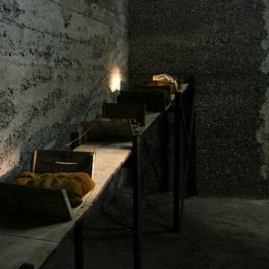 Innenansicht Erinnerungsräume Marinus van Aalst Alter Friedhof