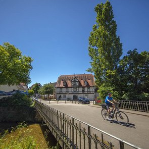 Blick über eine Brücke auf das Gebäude des Stadtmuseums