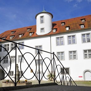 Aussenansicht Schloss Waldenbuch vor blauem Himmel