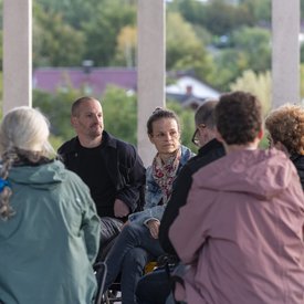 Im Vordergrund sitzen Zuhörer*innen, die von hinten zu sehen sind. Dahinter Michael Turinsky und Anke Hofmann beim Salon in Marbach.