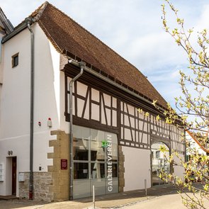Aussenansicht auf ein altes Fachwerkhaus, in welchem der Galerieverein untergebracht ist.
