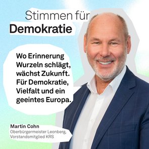 Grafik mit dem Titel »Stimmen für Demokratie« vor einem blau-grün changierendem Hintergrund. Im Zentrum steht das Zitat: »Wo Erinnerung Wurzeln schlägt, wächst Zukunft. Für Demokratie, Vielfalt und ein geeintes Europa.« Darunter Name und Titel von Martin Cohn.