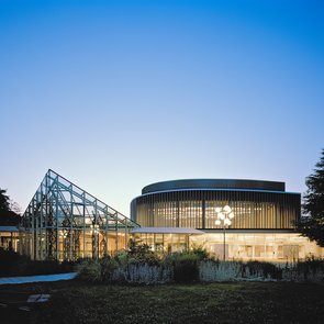 Aussenansicht auf die Stadthalle bei Nacht.