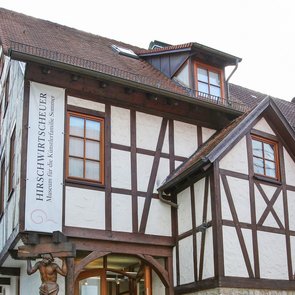 Blick auf das Fachwerkgebäude der Hirschwirtscheuer