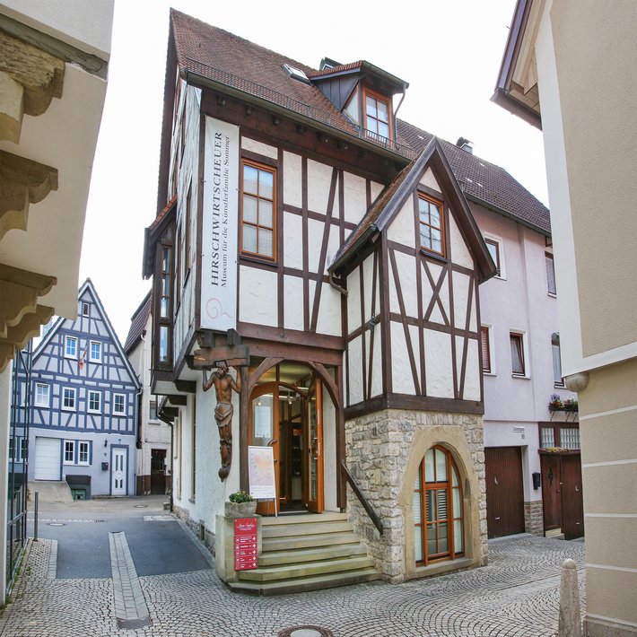 Blick auf das Fachwerkgebäude der Hirschwirtscheuer