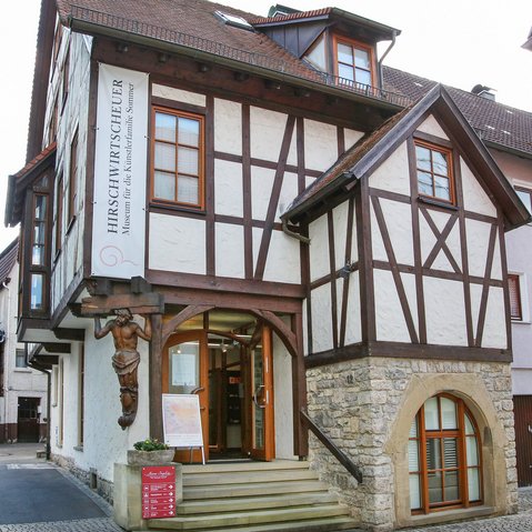 Blick auf das Fachwerkgebäude der Hirschwirtscheuer