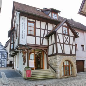 Blick auf das Fachwerkgebäude der Hirschwirtscheuer
