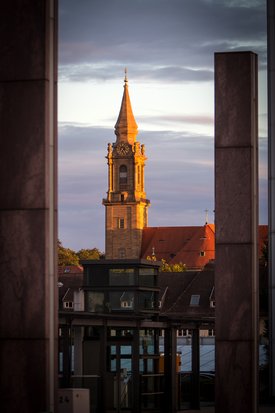 Blick auf den Turm der Friedenskirche