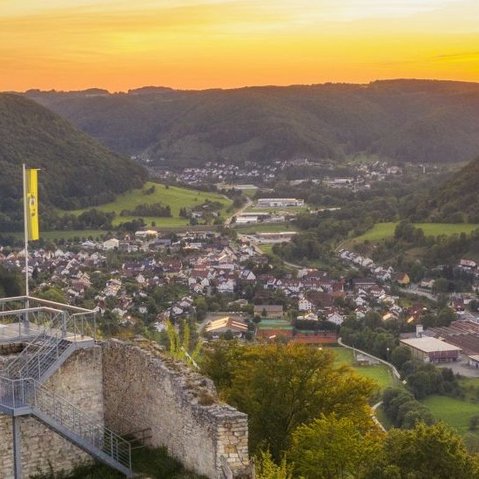 Blick von einem Berg aus ins Tal und auf Bad Ditzenbach