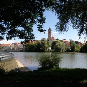 Blick über den Neckar auf die Stadt und St. Laurentius
