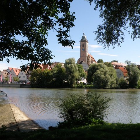 Blick über den Neckar auf die Stadt und St. Laurentius
