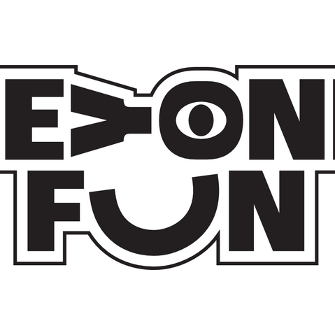 Schwarzes Logo mit dem Schriftzug »BEYOND FUN« mit weißer Kontur und schwarzer Umrandung. Der Buchstabe »E« in »BEYOND« ist als zwinkerndes Auge gestaltet, und das »O« wie ein geöffnetes Auge. 