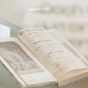 Aufgeschlagenes Buch aus dem Museumsfundus