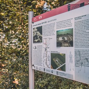 Blick auf eine Infotafel zum Kastell.