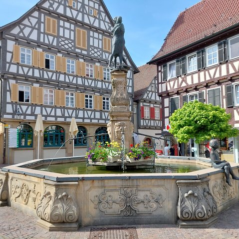 Figur am Marktbrunnen