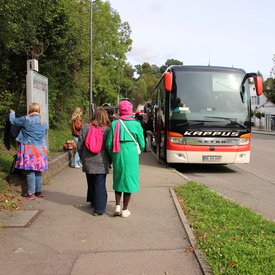 Die Teilnehmmer*innen der Kunstvermittlungstour steigen an einer Bushaltestelle in Waldenbuch in den Bus.