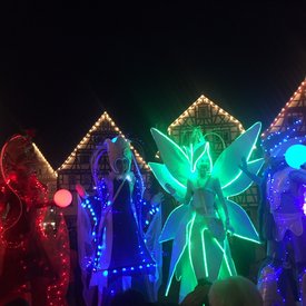 Lakuna Stelzenläuferinnen bei Nacht, sie leuchten bunt.