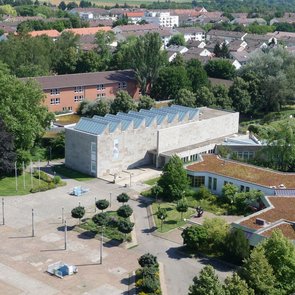 Vorgelperspektive auf Kleihues-Bau und Marktplatz Kornwestheim