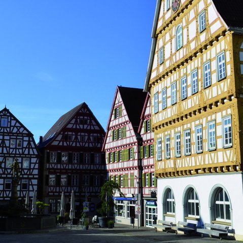 Ansicht des Marktplatzes mit seinen Fachwerkgebäuden.