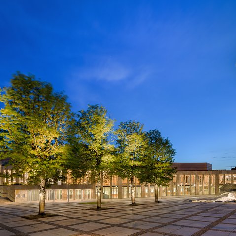 Aussenansicht Forum am Schlosspark bei Nacht