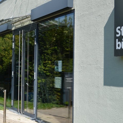 Blick von aussen auf den Eingang der Stadtbibliothek