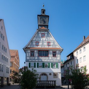 Blick auf das Fachwerkgebäude vor blauem Himmel