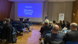 Der Vortrag von Impulsgeber Jacob Sylvester Bilabel thematisiert die Bedeutung nachhaltiger Kultur mit einer Präsentation.