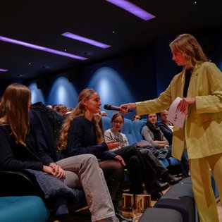 Moderatorin Viktoria Merkulova im Gespräch mit einer der Teilnehmerinnen des Projekts.