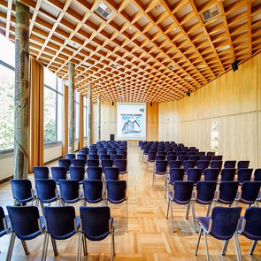 Blick über die Stuhlreihen hinweg in den Märklin-Saal