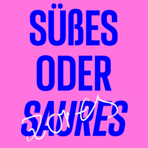 Grafik: Schriftzug »Süßes oder Saures« in Blau auf pinkem Hintergrund. Der Schriftzug »Zores« schlängelt sich in einem dreidimensional anmutenden Weiß, das an eine Nudel erinnern soll, um das blaue Wort »Saures«.