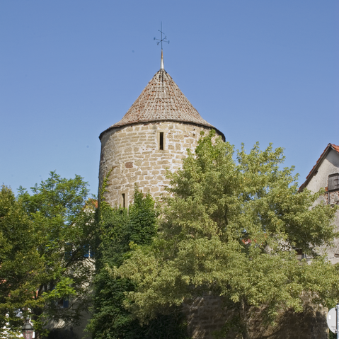Blick auf den Turm vor blauem Himmel
