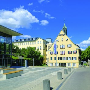 Aussenansicht Altes Badhaus bei strahlendem Sonnenschein