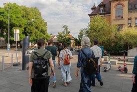 eine Gruppe von Workshopteilnehmern läuft durch die Straße in Zuffenhausen
